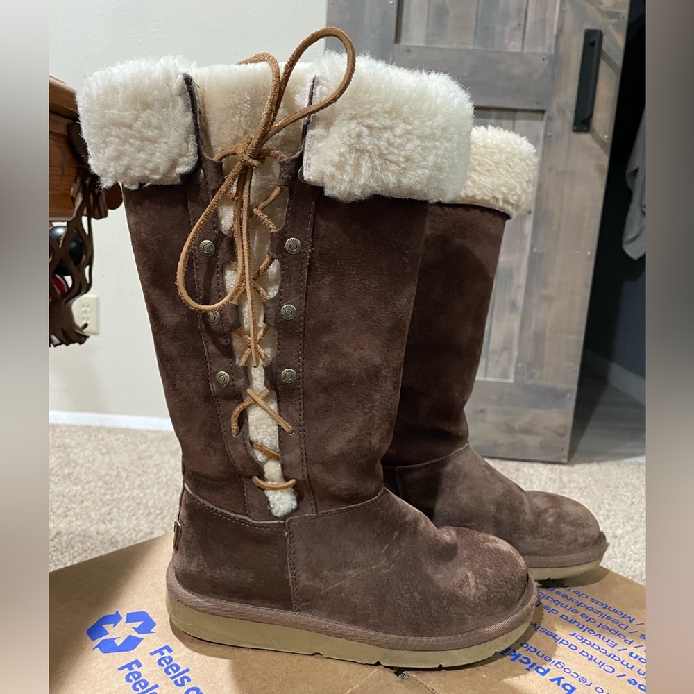 UNIQUE UGG AUSTRALIA LACE-UP BOOTS